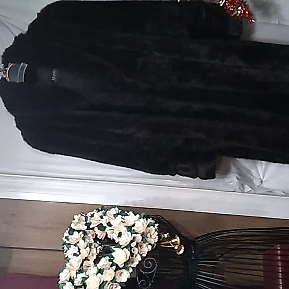 MONTEREY FASHION FAUX FUR COAT FULL LENGTH - Picture 4 of 17